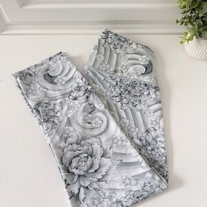 lululemon athletica 21” Gray Floral Print Leggings